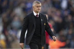 关于集结日巴塞罗那调整名单以备英超；临场应变环节打磨；质疑声仍在；心理建设被强调的信息